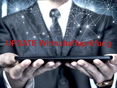 Ein Geschäftsmann im Anzug hält ein Tablet mit beiden Händen. Über dem Tablet sind vernetzte Datenpunkte und Linien als digitales Netzwerk dargestellt. In der Mitte steht in roter Schrift: „UPDATE Wirtschaftsprüfung“.