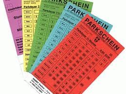 Mehrere unterschiedlich farbige Wiener Parkscheine, aufgefächert nebeneinander liegend.