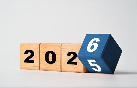 Bildrecht: istock Holzblöcke mit der Jahreszahl 2025, bei denen der letzte Block von 5 auf 6 gedreht wird – symbolischer Übergang von 2025 zu 2026.